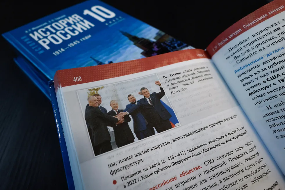 Новая линейка учебников для 6–9-х классов выводит современные государственные проекты и идеологию в рассказ о прошлом, сглаживая спорные факты и предлагая упрощённую картину истории.