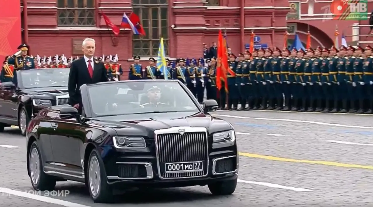 Министр обороны провёл смотр войск с участием кабриолетов Aurus: показанный автомобиль собран в Москве, а аналогичные модели выпускают в Елабуге.
