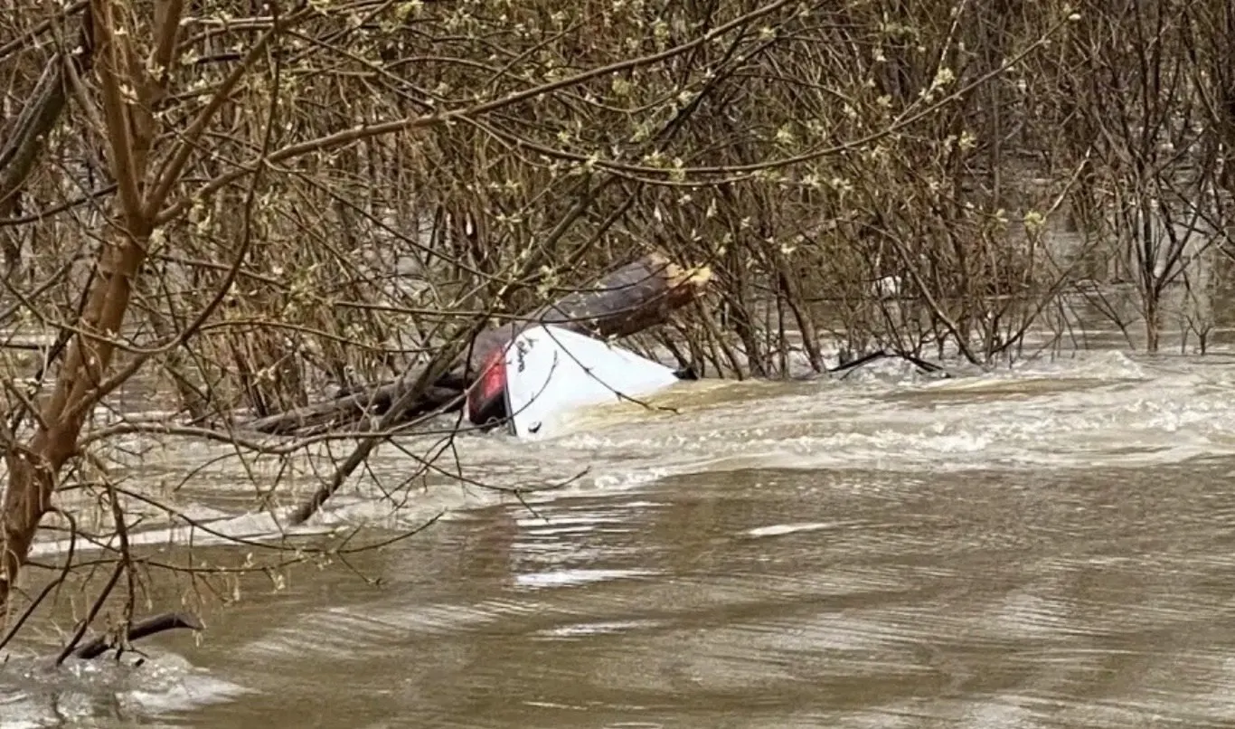 В микрорайоне Западный автомобиль с прицепом унесло с дороги в воду. По данным спасателей, человек в салоне смог выбраться самостоятельно и с помощью очевидцев добрался до берега. Спасатели просят не пытаться проезжать через затопленные участки.