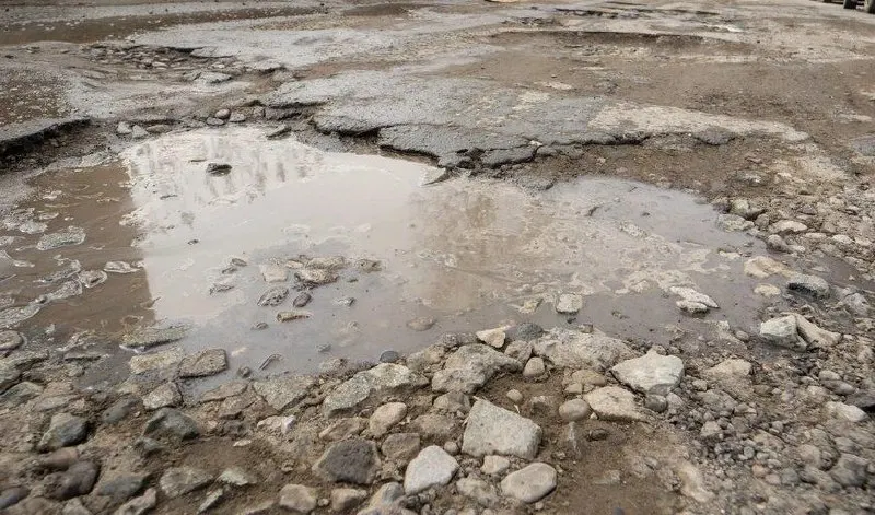 Недостатки выявлены на примерно 250 участках. Все нарушения зафиксированы и переданы подрядчикам — ремонт за их счёт начнётся с наступлением тёплой погоды и должен завершиться к середине лета.