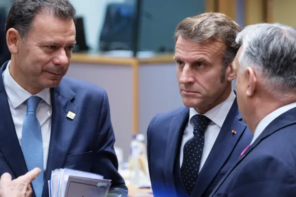Депозитарий Euroclear заявляет, что не признаёт юрисдикцию российского суда и продолжает удерживать замороженные активы Центробанка в соответствии с международными санкциями; на счетах Euroclear хранится около €190 млрд российских средств.