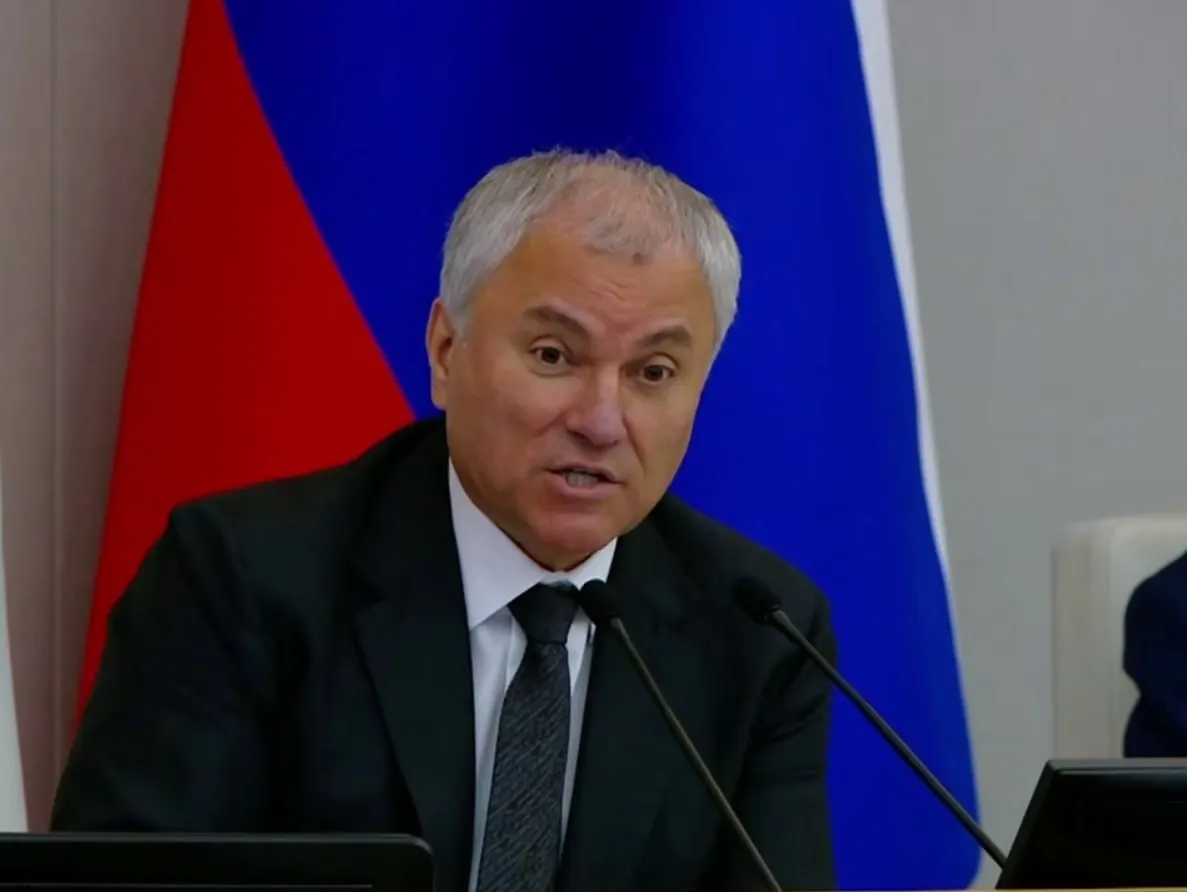 Депутаты приняли законопроект, который официально добавляет в перечень профилактических мероприятий противодействие фальсификации истории и предупреждение уклонения от исполнения обязанностей по защите Отечества. Документ аргументируют необходимостью сохранения традиционных ценностей и обеспечения национальной безопасности.
