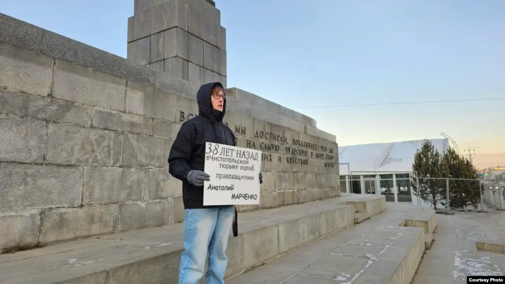 Верх-Исетский районный суд поместил под стражу историка Олега Новоселова по статье о содействии террористической деятельности. Его имя также внесли в список «террористов и экстремистов», подробности обвинений пока не раскрывают.