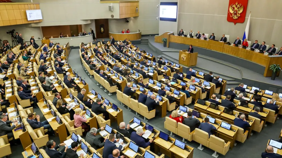 Депутаты поддержали поправку, по которой имущество россиян, проживающих за границей и осуждённых по политическим статьям, может быть арестовано независимо от размера штрафа; дела будут рассматриваться заочно.