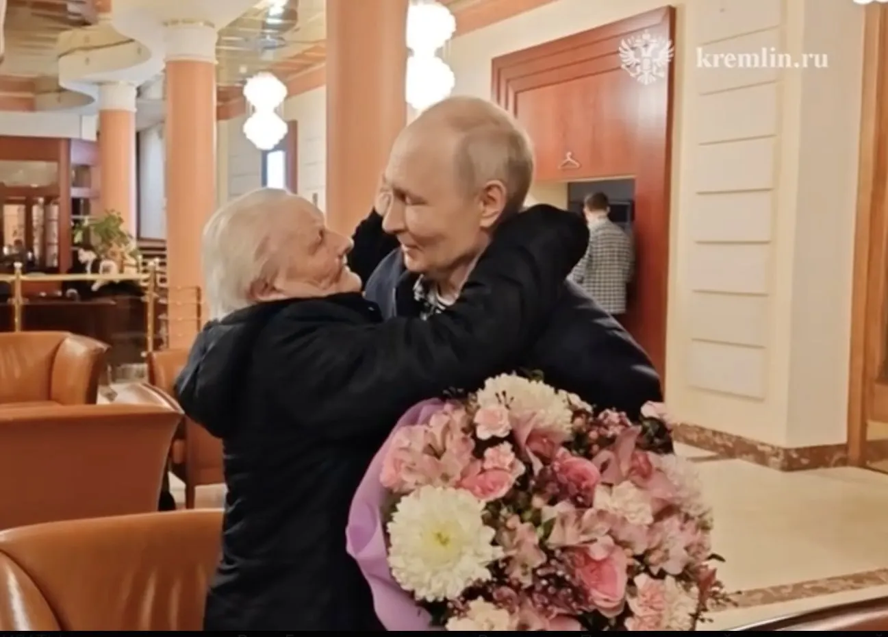 Президент не сдержал эмоций при встрече с первой учительницей: обнимал, целовал и прослезился.