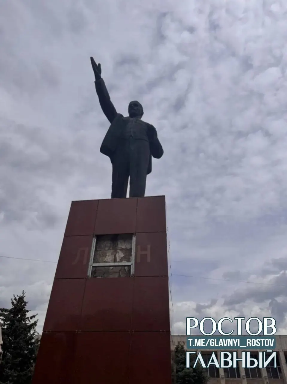 В парке Батайска повреждён памятник Ленину: разгромлена плитка с надписьью. Камера зафиксировала инцидент, полицейские задержали местного жителя 1988 года рождения. Обстоятельства выясняют.