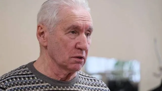 Он умер в медчасти следственного изолятора в Колпашеве, где ожидал апелляции по приговору о растрате. Официальные причины смерти и информация о прощании пока не сообщаются.