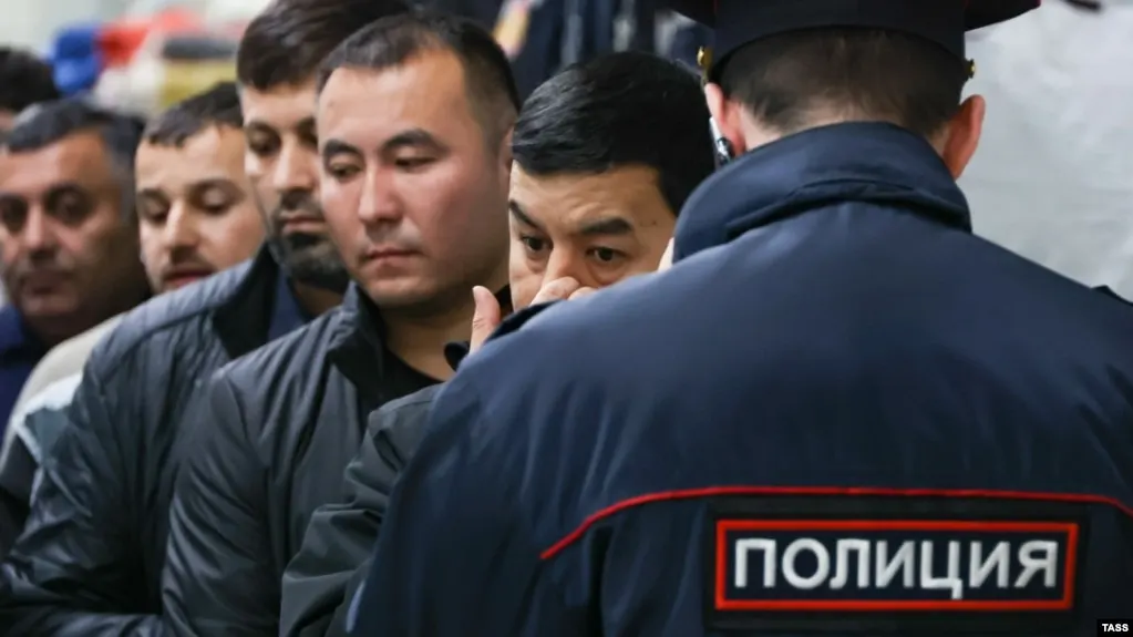 Проект расширяет перечень административных правонарушений, за которые иностранцев и лиц без гражданства можно будет выдворять из страны — от участия в несогласованных митингах до «дискредитации» ВС и призывов к санкциям.