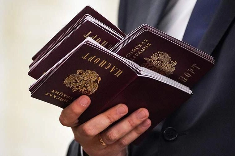 Во фракции планируют внести поправки ко второму чтению законопроекта об ужесточении требований для получения гражданства: документ должен сохранять возможность выдачи РВП, ВНЖ и гражданства для иностранцев, которых за границей якобы незаконно осудили за поддержку политики России и специальной военной операции.