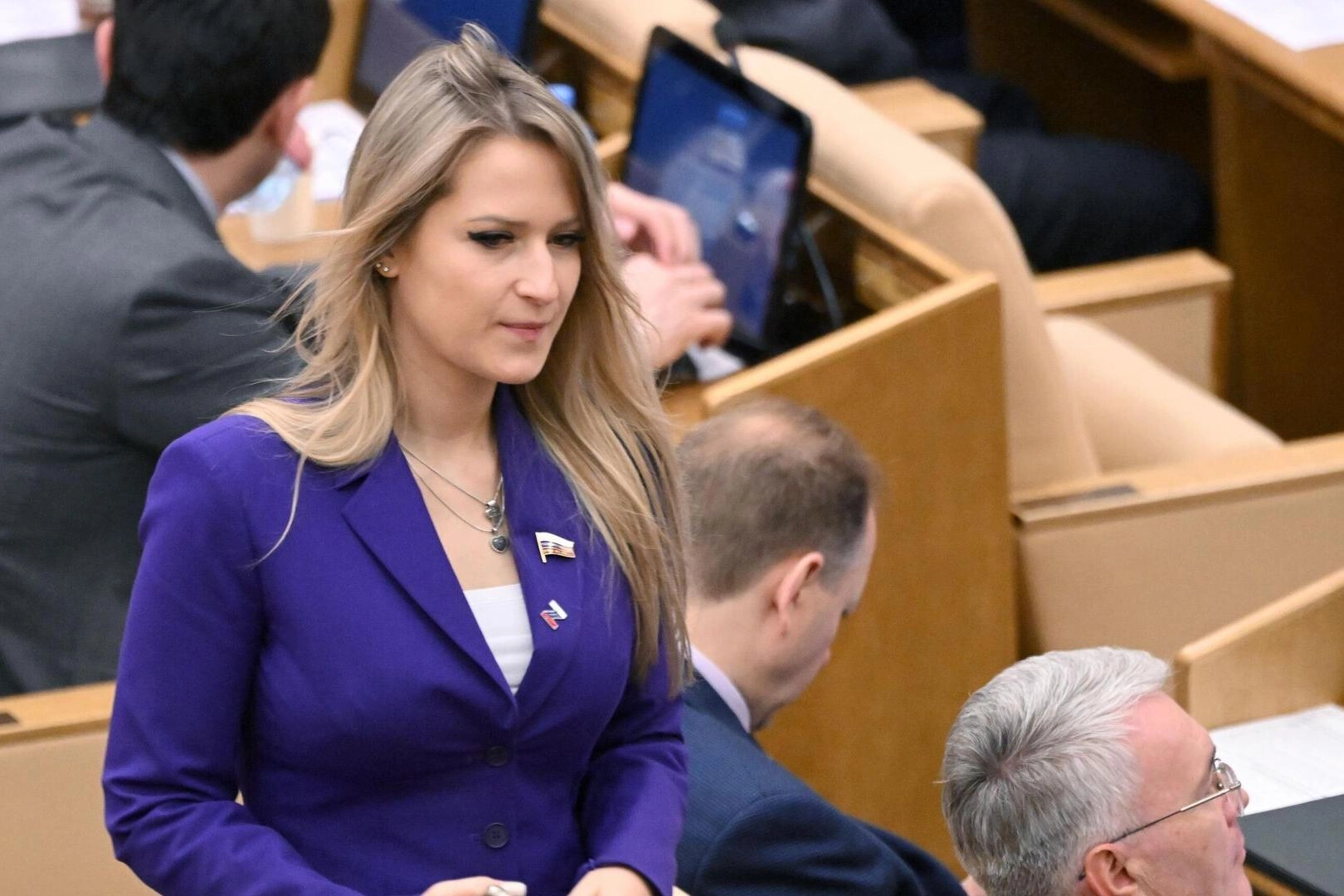 Госдума утвердила Яну Лантратову на пост уполномоченного по правам человека. Она сменит Татьяну Москалькову; за её кандидатуру проголосовали 301 депутат. Лантратова известна консервативной повесткой и поддержкой военных действий, в её адрес выдвигались обвинения в принудительной депортации детей.
