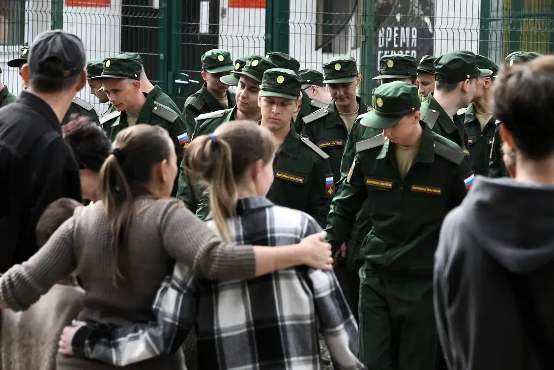 Женщины заявляют, что поправки к закону лишили их права на выплаты и льготы при отсутствии общего несовершеннолетнего ребёнка; первый иск уже направлен в Верховный суд России.