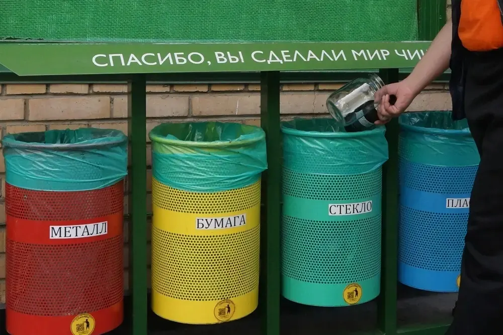 В десятках регионов пункты приёма вторсырья сокращают работу или полностью закрываются: падение цен на вторсырьё, рост издержек и нехватка квалифицированных кадров делают бизнес нерентабельным. Эксперты предлагают меры поддержки, чтобы не потерять инфраструктуру переработки.