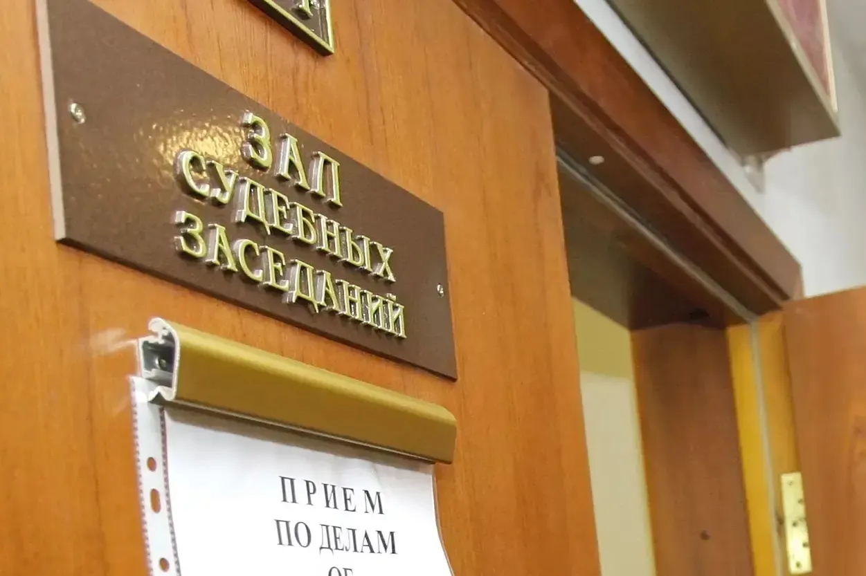 По данным Верховного суда, в прошлом году вынесено 219 приговоров по статье о госизмене. Большинство осуждённых получили 10–15 лет, правозащитники считают официальную статистику заниженной, а в 2025 году число приговоров продолжило расти.