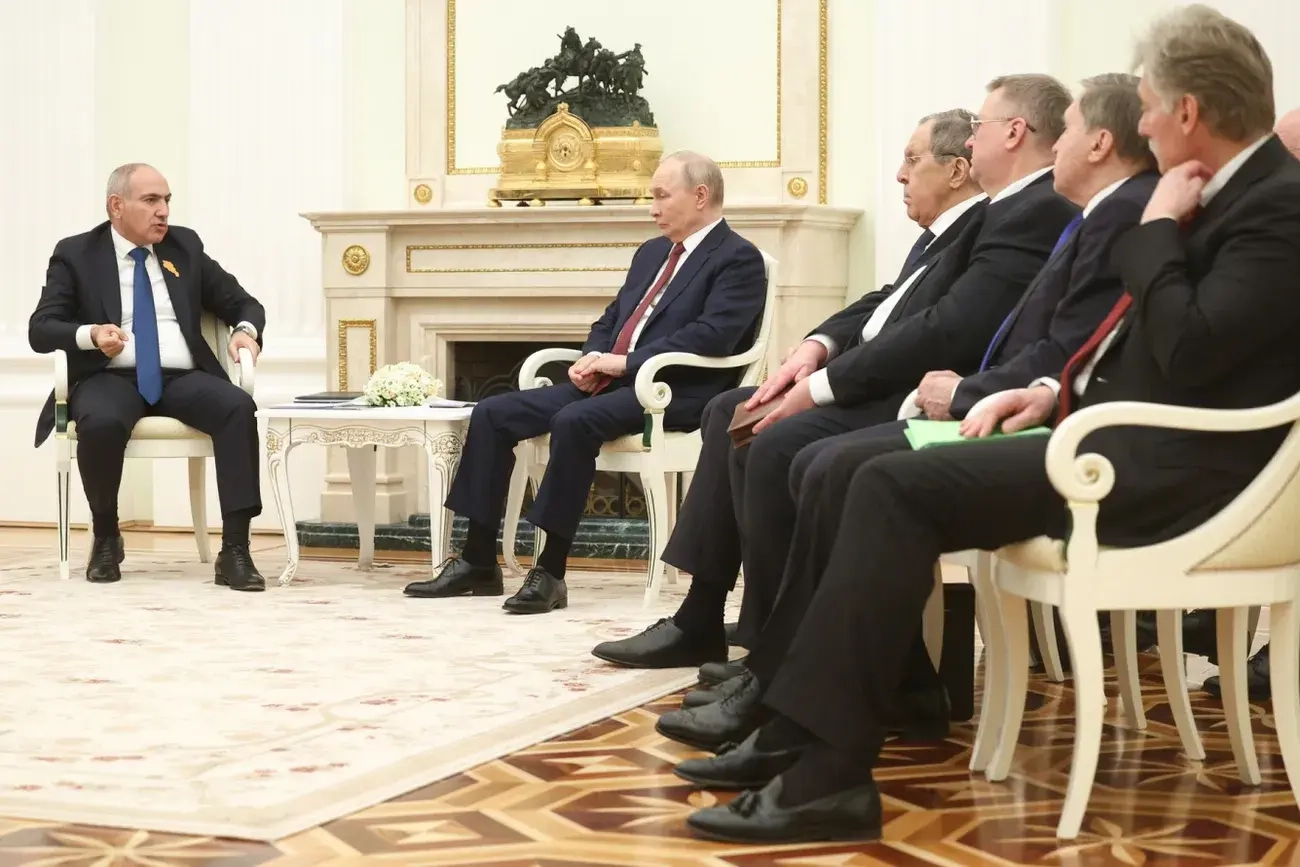Маркетплейсы перестали продавать товары армянских производителей в России; предприниматели требуют разъяснений, а ограничения появились на фоне двусторонних переговоров между Москвой и Ереваном.