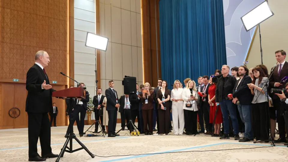 На пресс-конференции по итогам саммита ЕАЭС президент заявил, что Россия готова жестко ответить на попытки атаковать Калининградскую область и предупредил, что евроинтеграция Армении может привести к «украинскому сценарию». Ранее он предложил провести референдум по вступлению Армении в ЕС.