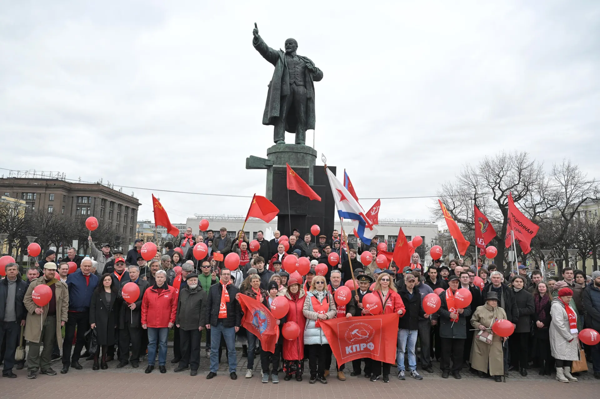 Полиция наблюдала за мероприятием, не вмешиваясь. Участники возлагали цветы, на площади было много молодёжи, звучала фоновая музыка, а активисты распространяли листовки против принуждения студентов к мессенджеру Max.