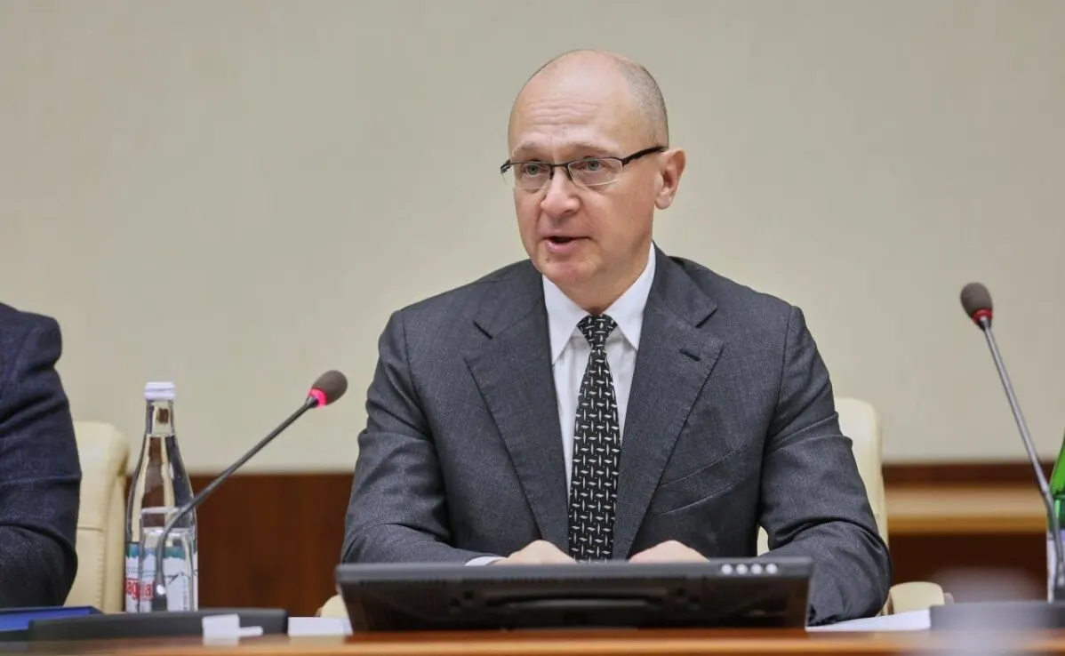 По сведениям нескольких собеседников и аналитиков, в коридорах власти растёт конфликт между группой первого замглавы администрации и спецслужбами — из‑за подходов к контролю общества, ограничений в интернете и вопросов безопасности.