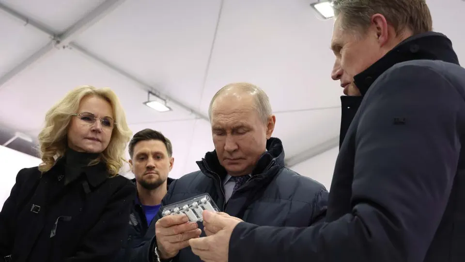В рамках новой федеральной программы планируется разработка генной терапии для замедления старения, биопечать тканей и выращивание органов в генетически модифицированных животных. Эксперты сомневаются в реальных достижениях из‑за отсутствия публикаций и ограничений научного обмена.