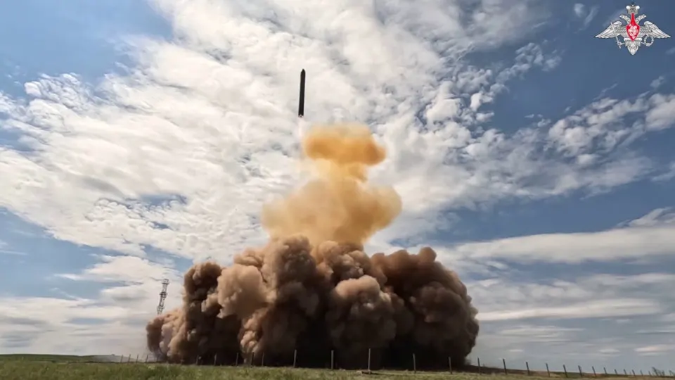 Масштабный тестовый пуск межконтинентальной ракеты «Сармат», который заявлено поставить на боевое дежурство до конца года, не вызвал официальных комментариев от западных лидеров. Власти страны активно комментируют событие, эксперты оценивают реальную роль и надежность комплекса.