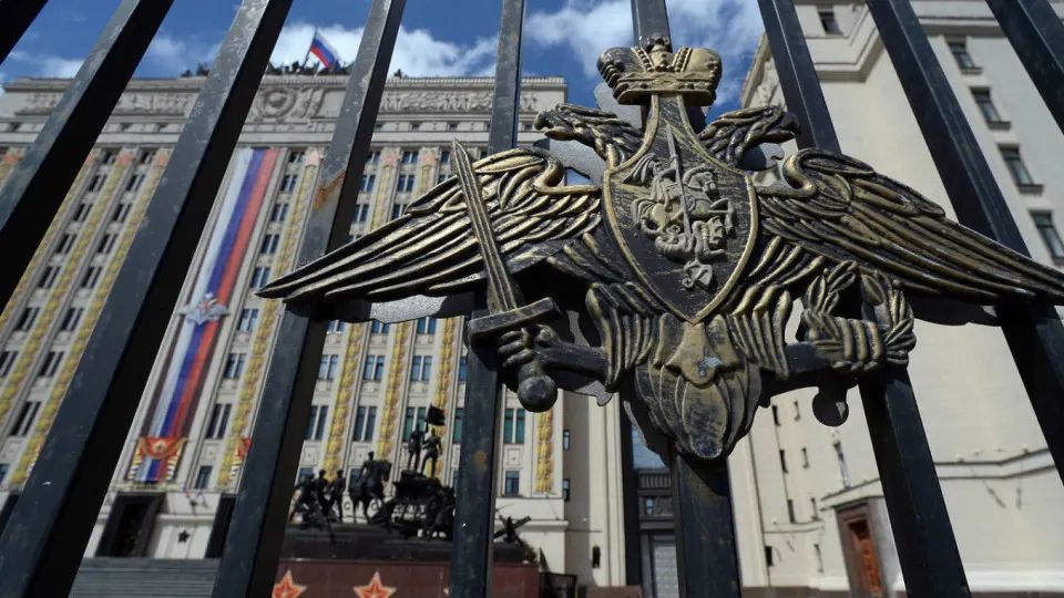 В проекте приказа предлагается передавать в распоряжение Минобороны акции, землю, технику и оборудование национализированных компаний стройсектора, чтобы оперативно задействовать мощности для гособоронзаказа.
