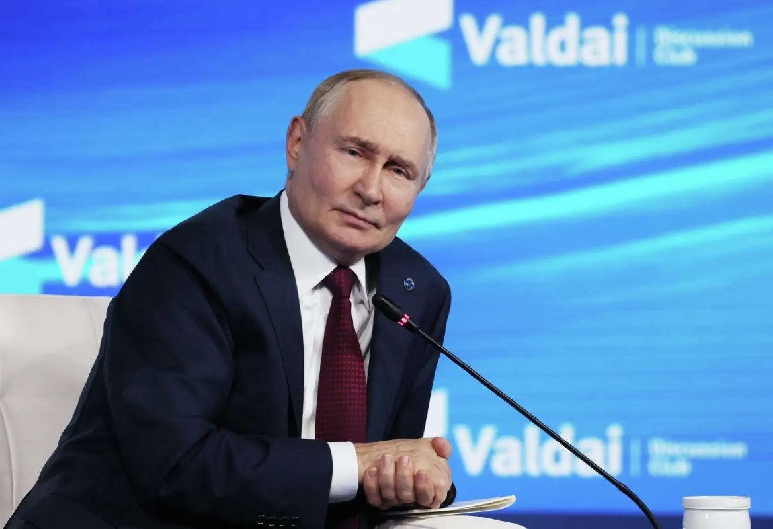 Международный уголовный суд постановил, что государства, ратифицировавшие Римский статут, обязаны арестовывать Владимира Путина при его приезде на переговоры, если эти переговоры не проходят под мандатом ООН; приостановка преследования возможна только по резолюции Совбеза по Главе VII.