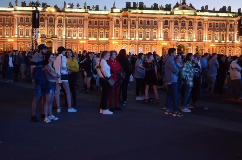 В ночь с 27 на 28 июня в Санкт-Петербурге пройдёт масштабный праздник выпускников. Одновременно власти утвердили ряд федеральных мер поддержки образования, а в Смоленске пройдёт День молодёжи 26–28 июня.