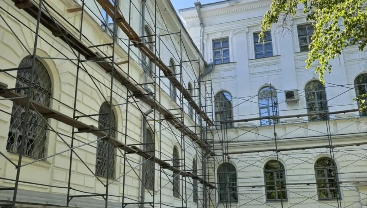 Университет готовит инфраструктуру к 150‑летию: в этом сезоне отремонтируют фасад главного корпуса и ограду Университетской рощи. Часть работ завершат к приезду первокурсников, основной фасад обновят до конца октября, а полный проект продолжится в 2027 году.