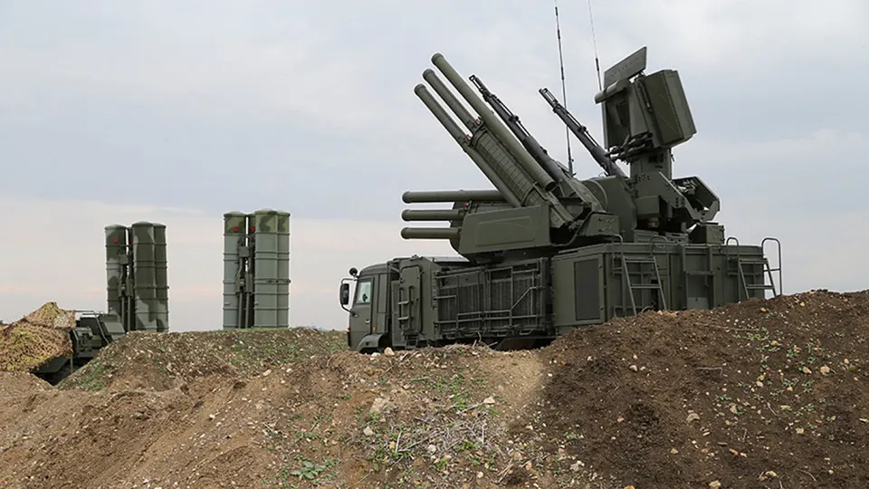 По данным украинских экспертов, новая российская система радиоэлектронной борьбы способна заглушать спутниковую связь Starlink на больших площадях; комплексы производятся на коммерческом заводе и стоят около 1,5 млн долларов за единицу. В ответ на использование спутниковых систем в РФ вводят запреты и развивают собственные проекты.