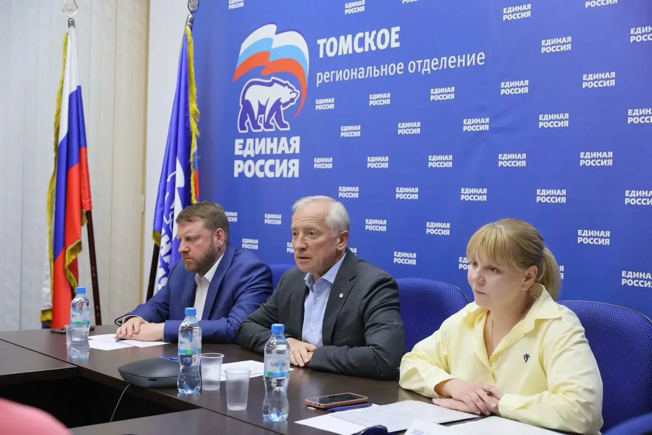 Губернатор Томской области Владимир Мазур лично возглавил партийный список и заявил о персональной ответственности за исход выборов. В первую пятёрку вошли региональные политики и управленцы; эксперты расходятся во мнениях о их электоральных перспективах.