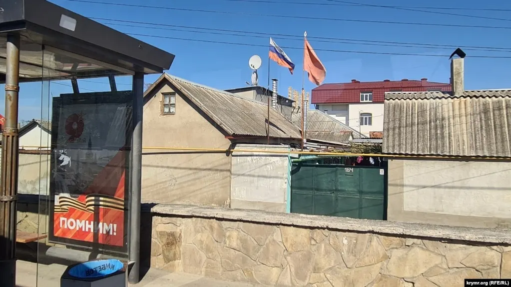 По сообщениям официальных лиц, атаки беспилотников и взрывы в Крыму и ряде областей привели к жертвам и разрушениям; Минобороны сообщает о сотнях сбитых дронов.
