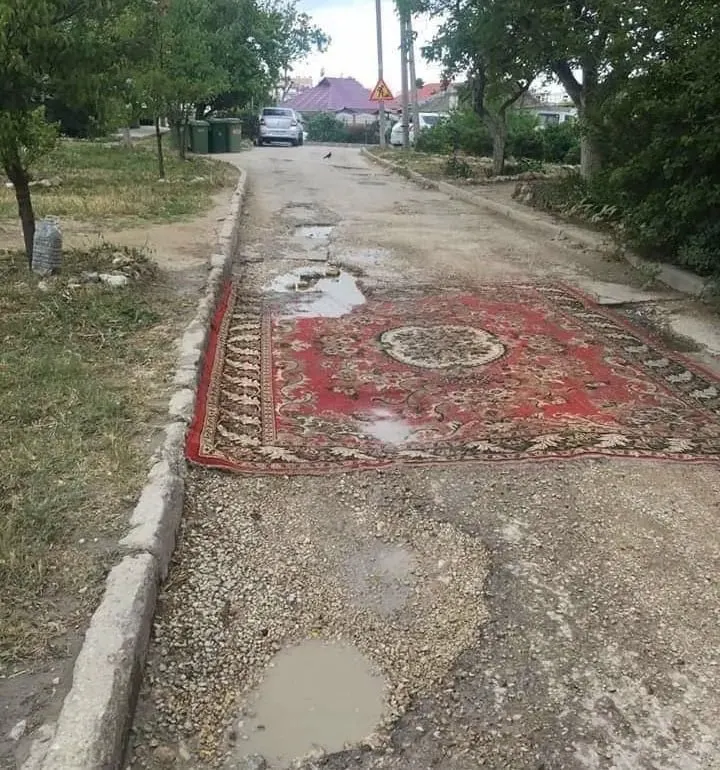 Внесён законопроект, разрешающий жителям и местным сообществам самостоятельно восстанавливать асфальтовое покрытие во дворах и на местных дорогах; правительство инициативу не поддержало.