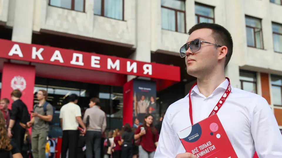 Московские вузы получили рассылки с предложениями вступить в добровольческий отряд по борьбе с БПЛА: год службы, обучение, ежемесячные выплаты и премии за сбитые дроны. Одновременно по стране идёт масштабная кампания по набору в войска беспилотных систем.