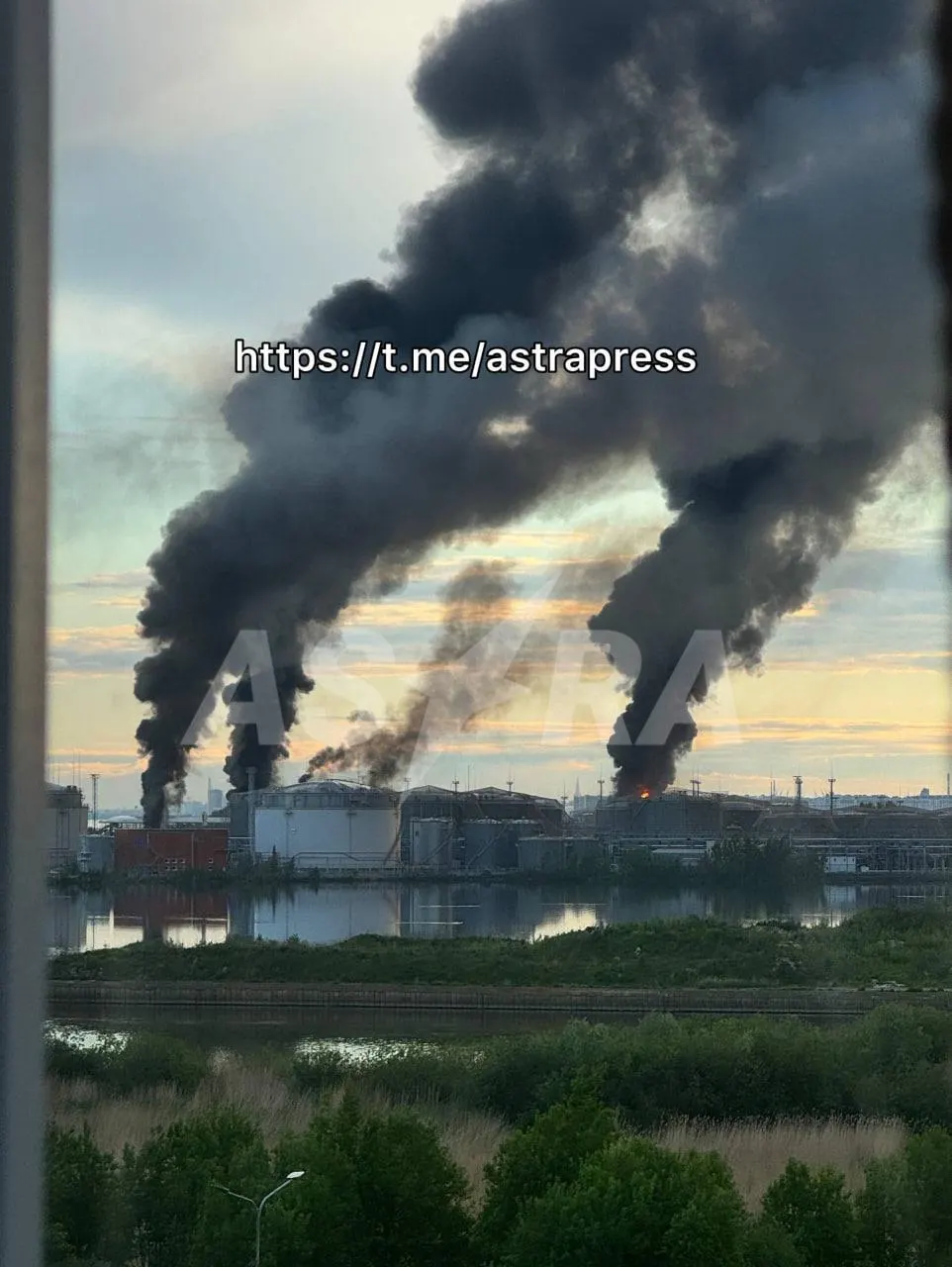 За ночь силы ПВО отразили сотни ударов беспилотников. В Смоленской области — погибшие и раненые, в Ленинградской области и Санкт-Петербурге — повреждения объектов и пожар. Минобороны сообщило о многочисленных перехватах.