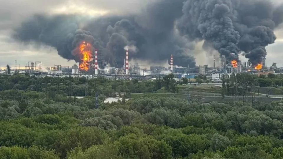 По словам осведомителей, Украина наносит удары по нефтеперерабатывающим заводам и военным объектам в глубине России при поддержке американской разведки. Атаки серьёзно сократили переработку нефти и привели к ограничениям продаж топлива в ряде регионов.