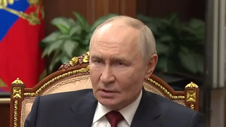 По словам президента РФ, Украина предлагала прекратить дальнобойные удары и сосредоточить боевые действия в Херсонской, Запорожской областях и «ДНР» и «ЛНР», что дало бы ВСУ возможность перегруппироваться; Россия отказывается.