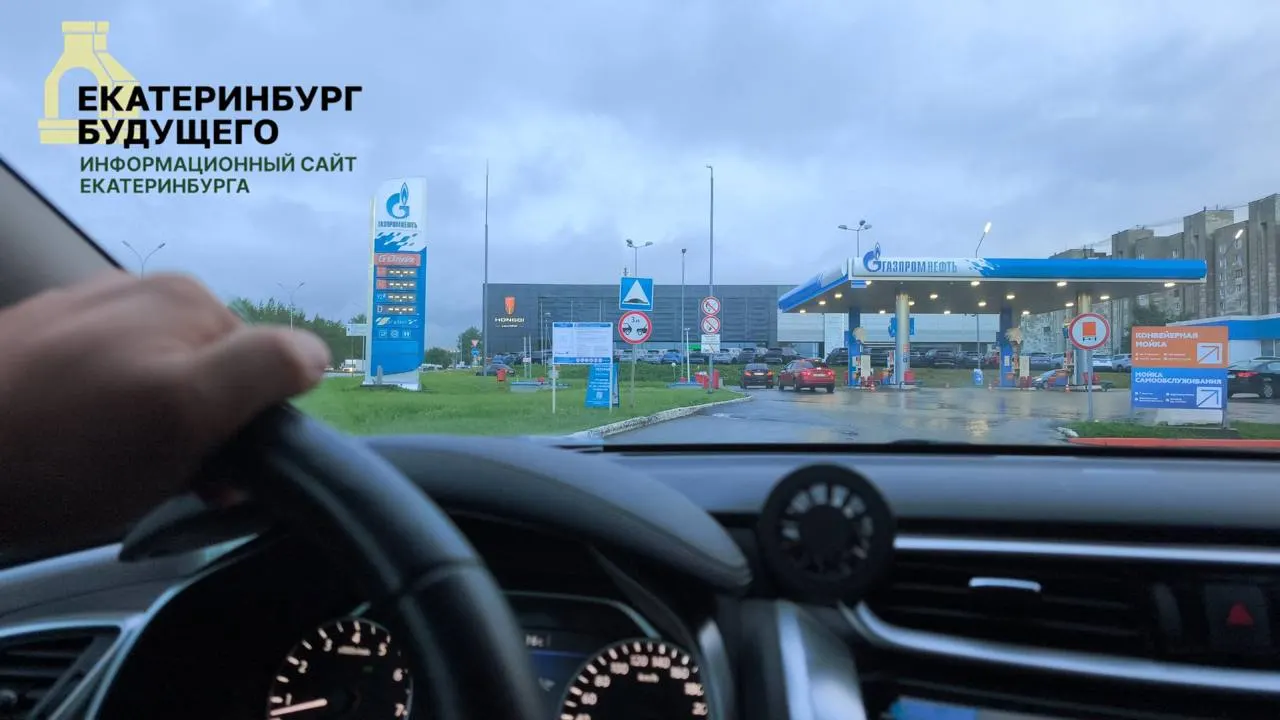 Средние цены на АИ‑92, АИ‑95 и дизель в регионе выросли; на многих АЗС отмечают перебои с поставками и очереди. Эксперты предупреждают, что административные меры без устранения причин дефицита могут усугубить ситуацию.