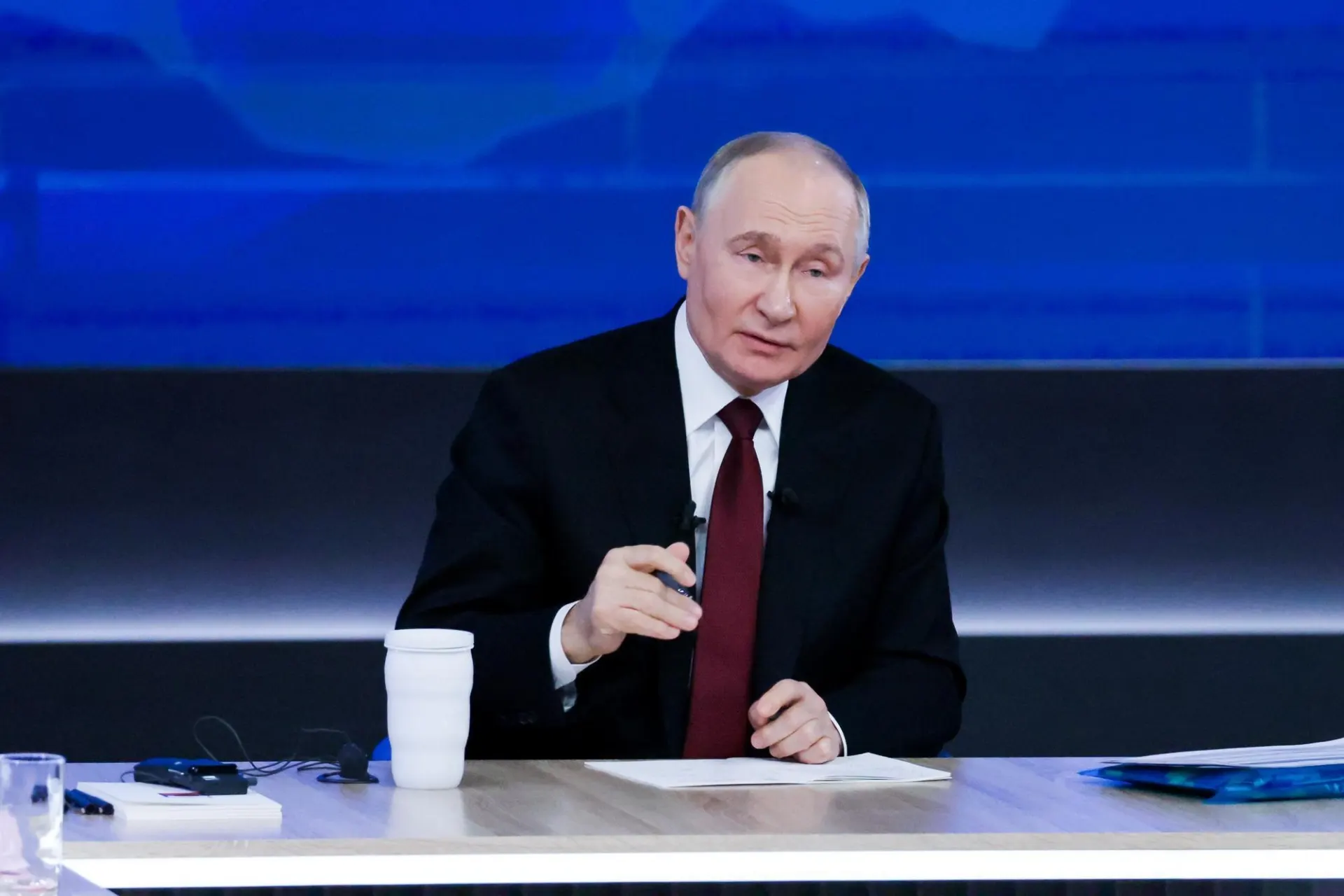Президент поручил наращивать численность медперсонала, расширять сеть больниц и повышать престиж медицинских профессий по всей стране.
