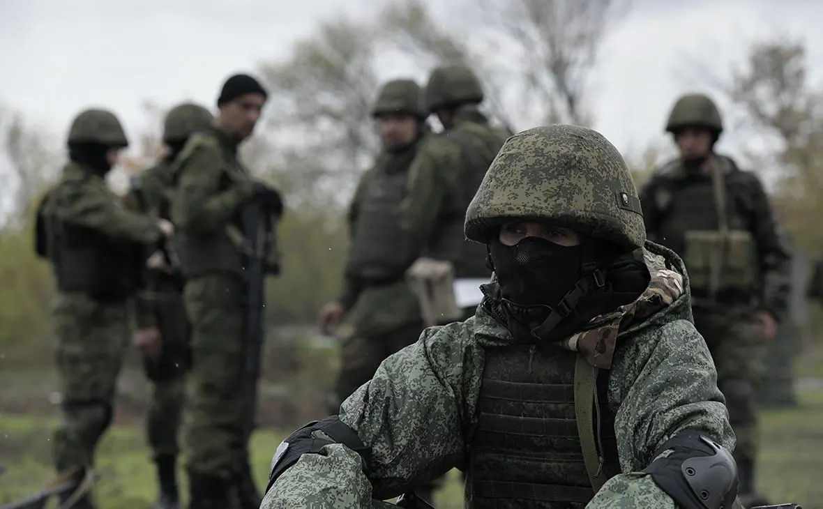 Собеседники утверждают, что по ряду технологий и тактики Россия уступает Украине. Рост применения дронов и нарушение цепочек поставок нивелируют преимущество в людях, а промышленность уже близка к пределу возможностей.
