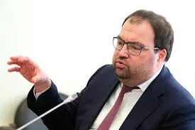 Министр цифрового развития Максут Шадаев на IT‑завтраке ПМЭФ‑2026 заявил, что интеграция механизмов возрастной идентификации в онлайн‑платформы должна войти в ближайшую повестку; ведомство изучает в том числе опыт Roblox.