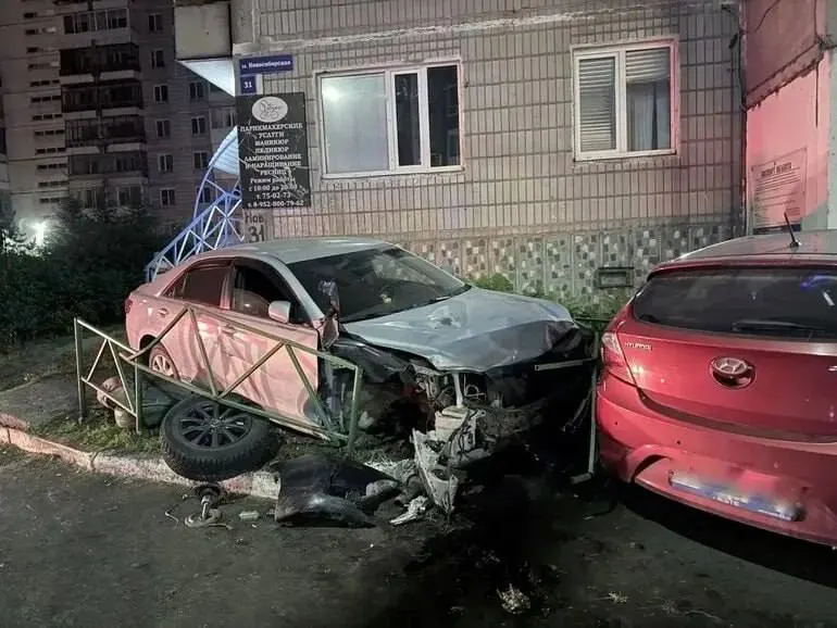19‑летний водитель Toyota без прав и в состоянии опьянения выехал на тротуар на улице Новосибирской 22 июня. 18‑летний пешеход скончался на месте, 17‑летний получил тяжёлые травмы и впал в кому. Родственники пострадавших опасаются возможного давления со стороны близких обвиняемого — его отец служит в военной структуре.