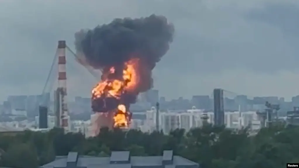 Повреждения после двух атак беспилотников полностью остановили московский НПЗ — на ремонт потребуется не менее полугода. Это усугубляет дефицит топлива: в ряде регионов вводят ограничения и растут цены.