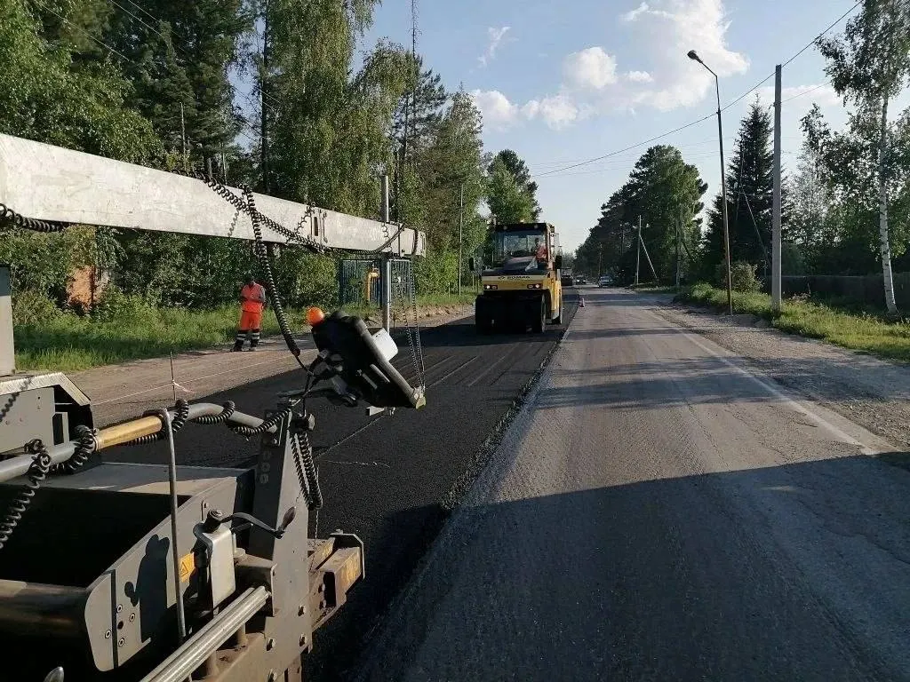 В Колпашевском районе приступили к ремонту 10‑километрового участка дороги Колпашево — Белый Яр: демонтировано старое покрытие, начата укладка выравнивающего слоя асфальтобетона. Работы планируют завершить к середине сентября.