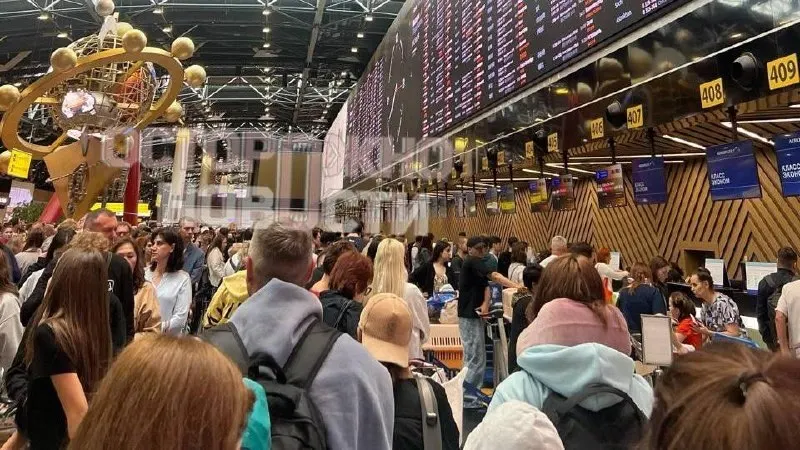 Почти 200 БПЛА направлялись в столицу. Из‑за атаки временно приостановили работу аэропорты, отменены и задержаны сотни рейсов; продолжаются проверки и восстановительные работы.