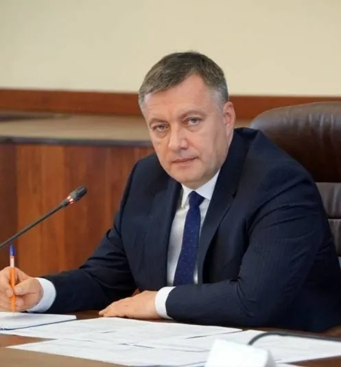Губернатор сообщил о совместной работе с вице‑председателем правительства Александром Новаком: приоритет — поставки по договорам, обеспечение северного завоза и дополнительные меры для территорий с единственными независимыми АЗС.