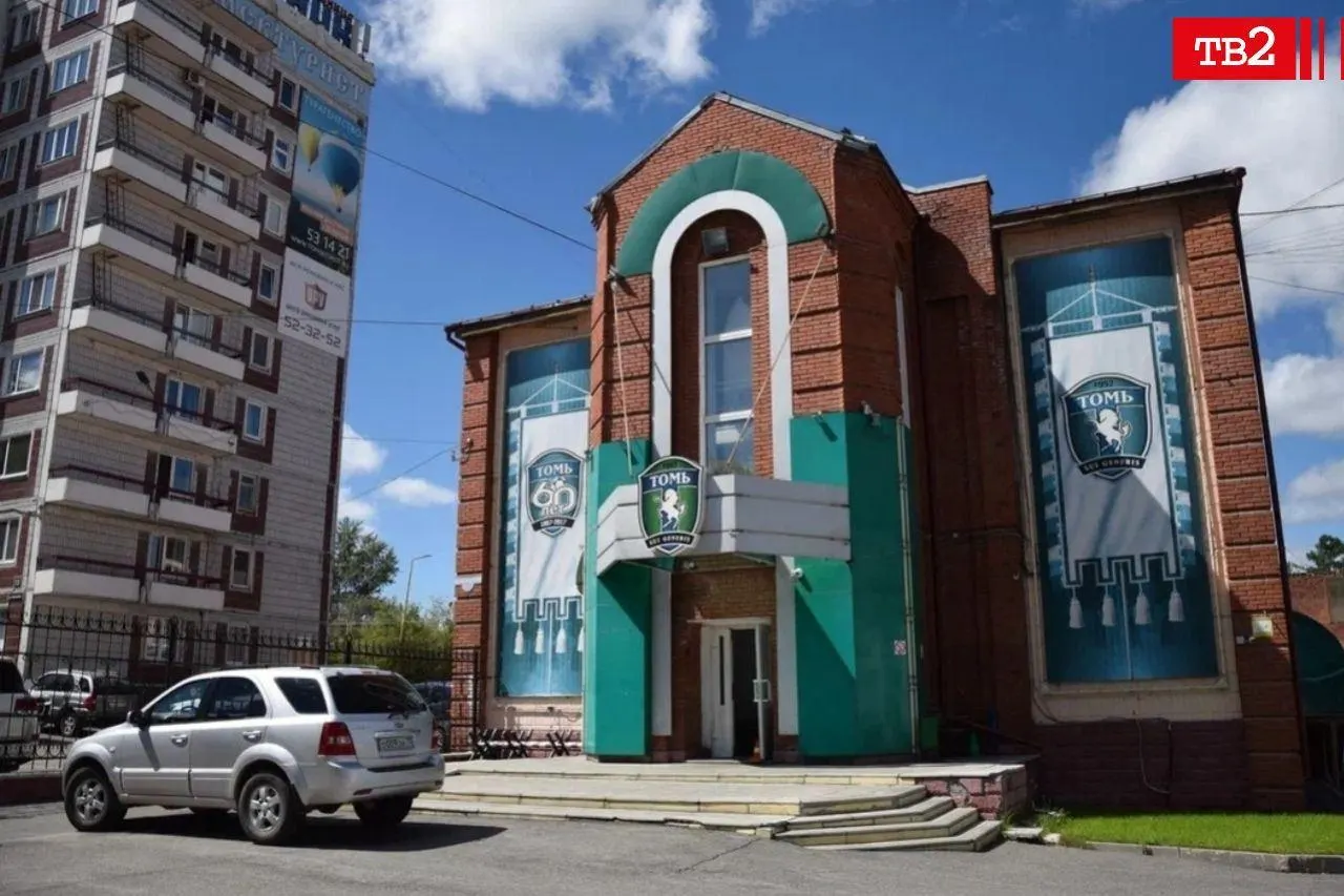 Административный корпус на Белинского, 11/1 и футбольное поле стадиона «Труд» формально перешли школе №17, однако занятия и матчи там пока не проводятся — юридическая передача в образовательный процесс ещё не завершена, а часть строений остаётся в частной собственности.