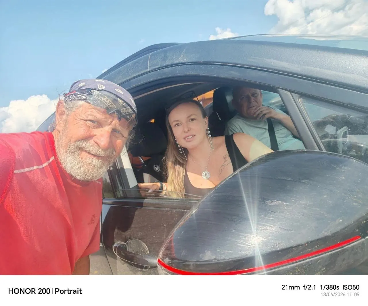Путешественник, который едет на велосипеде из Брянской области во Владивосток, проехал 45 дней и встретил Наталью Руденко. На участке дороги за Томском отсутствовали велодорожки, а асфальт был сильно изношен.