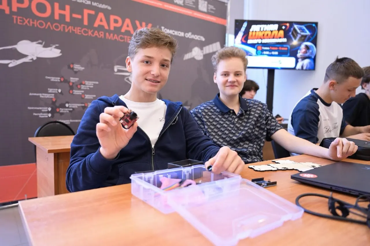 В летней Школе юного космонавта в Томске 20 старшеклассников приступили к разработке полезной нагрузки для наноспутника. Программа проходит в рамках проекта, приуроченного к 150‑летию университета: за лето запланированы четыре смены, а итогом каждой станет защита собственной версии космического аппарата.