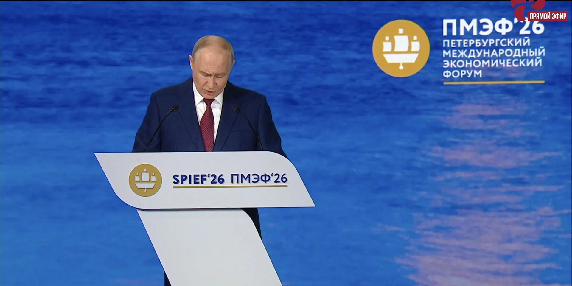 Президент предложил закрепить в законе институт стажировок для студентов и выпускников, чтобы направлять молодых специалистов в регионы с дефицитом кадров. Предусматриваются шестимесячные стажировки с наставниками; вопрос об обязательности пока не ясен.