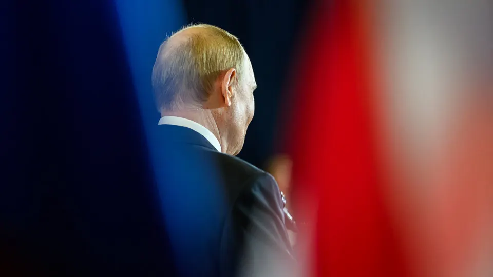 Центр общественного мнения прекратил выпуск «открытого» рейтинга доверия, рассчитанного методом свободного выбора. По последним доступным данным показатель упал до 29,5%, тогда как в «закрытом» формате доверие остаётся существенно выше.