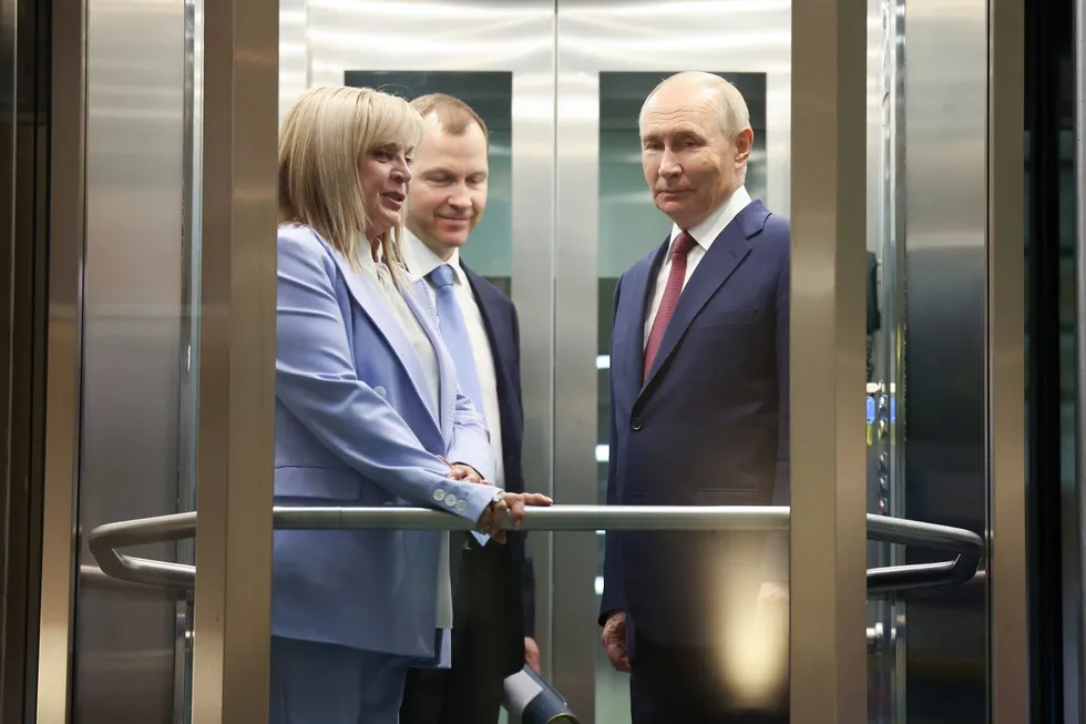 Руководство силовых ведомств, включая ФСБ и главу Росгвардии, добивается переноса или отмены думских выборов из‑за экономических трудностей и угроз. В администрации президента обсуждают эту идею, но официальная дата голосования остается назначенной на 18–20 сентября.